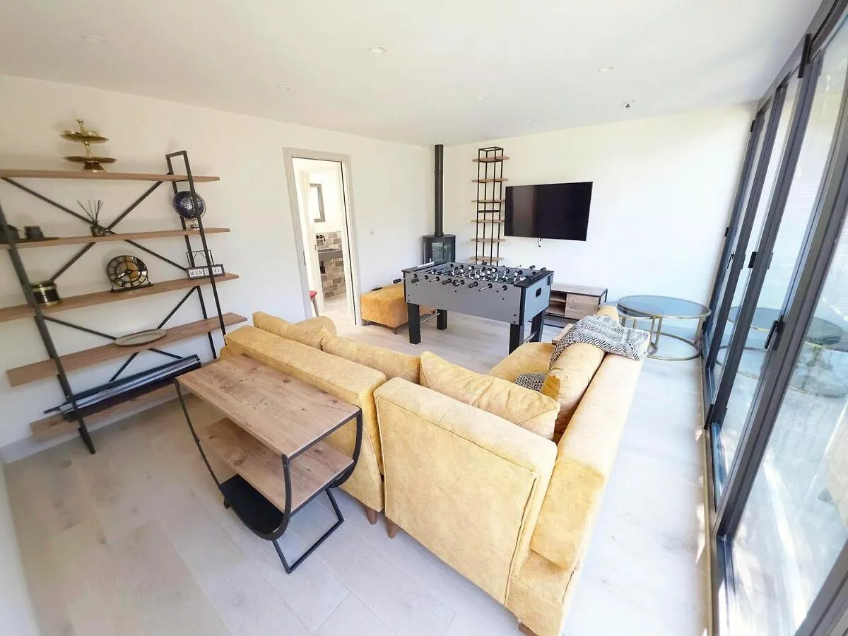Chic 2 Bedroom Modern Cave House London Holiday home