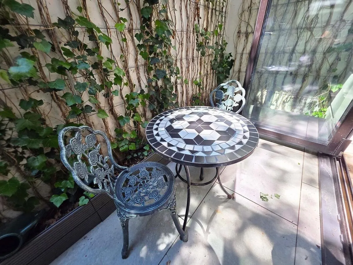 Chic 2 Bedroom Modern Cave House London