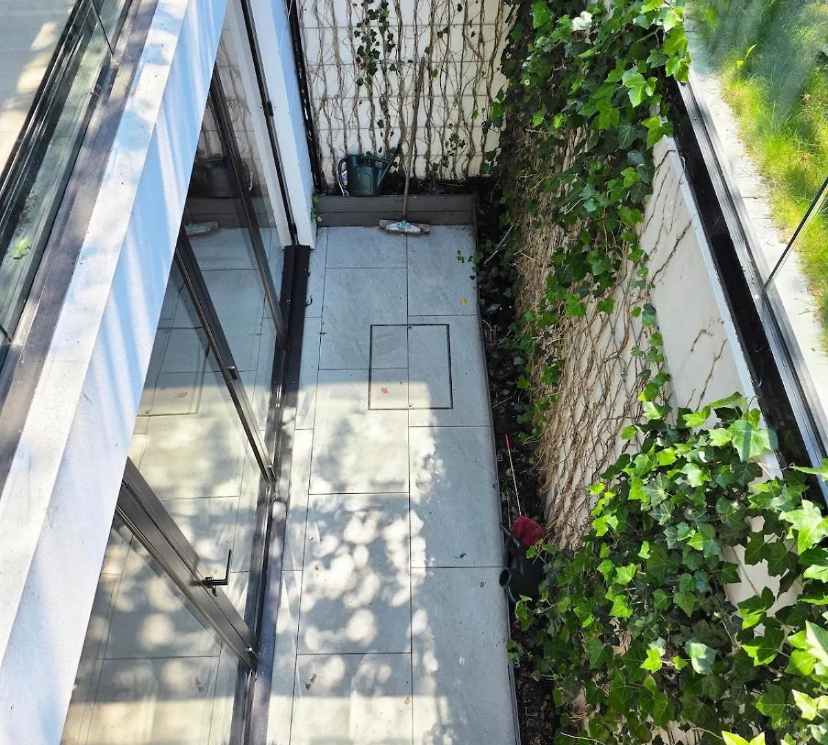 Chic 2 Bedroom Modern Cave House London