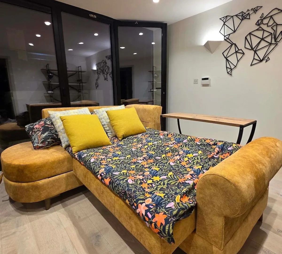 Chic 2 Bedroom Modern Cave House London Holiday home