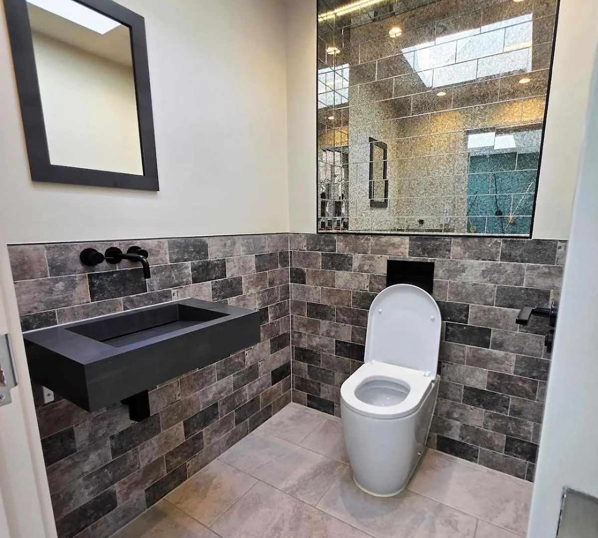 Chic 2 Bedroom Modern Cave House London Holiday home