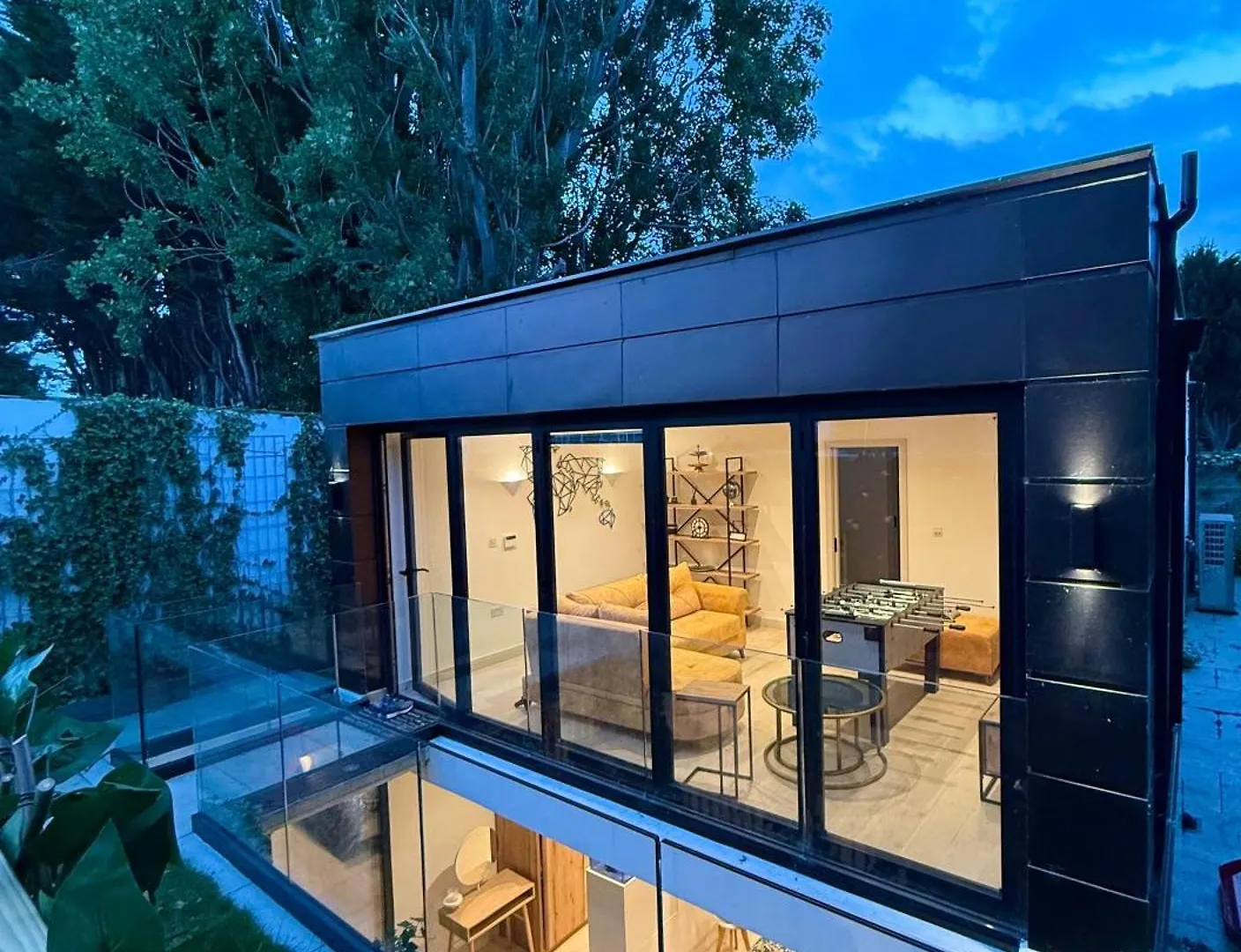 Chic 2 Bedroom Modern Cave House London